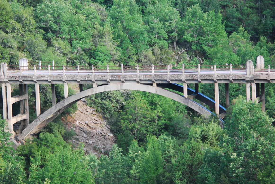 Η τοξωτή γέφυρα από μπετόν-αρμέ στον παλιό δρόμο προς Πολύγυρο